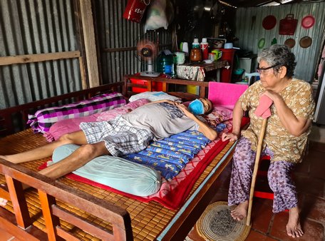 Ông Nol - dân tộc Khmer mong có tiền chữa bệnh